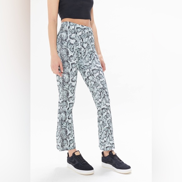 Urban Outfitters Allie Printed Kick Flare Pant- Medium - Picture 3 of 14